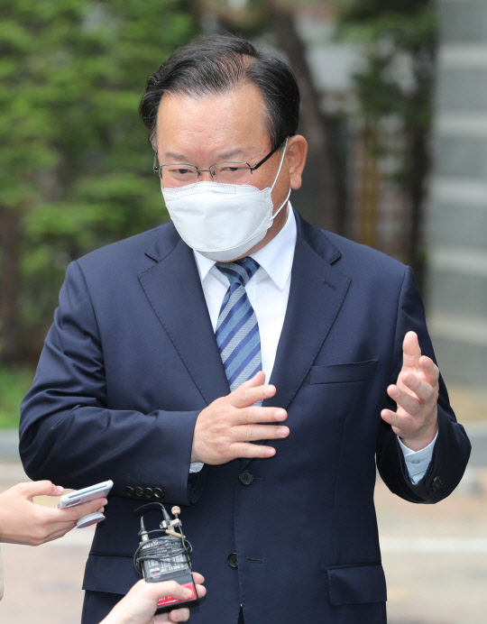 지난 4월28일 김부겸 국무총리 후보자가 인사청문회 준비 사무실이 마련된 서울시 종로구 통의동 금융감독원 연수원에 출근하며 취재진의 질문에 답변하고 있다. [연합뉴스]